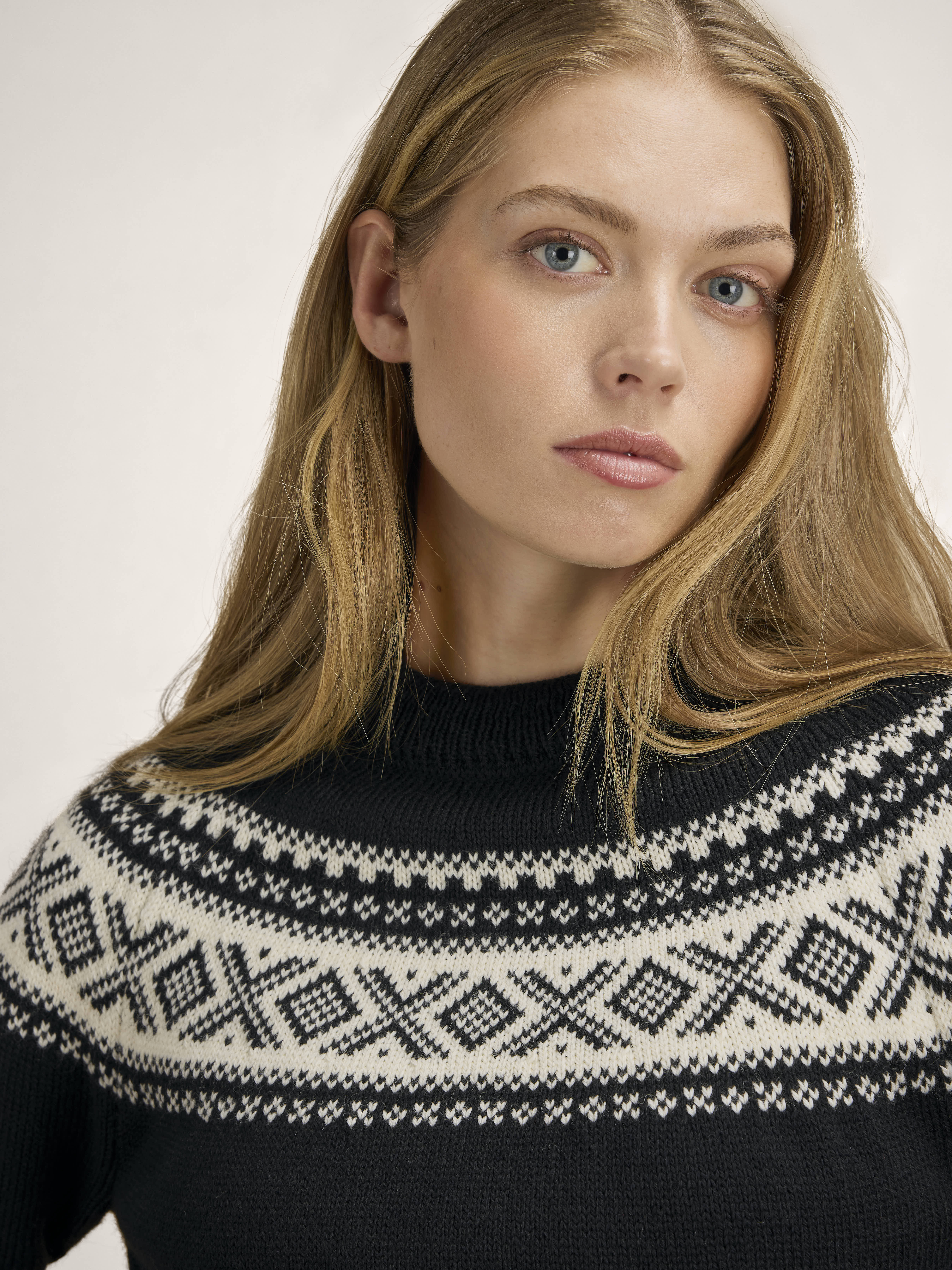 Vågsøy women’s wool sweater  Black Offwhite